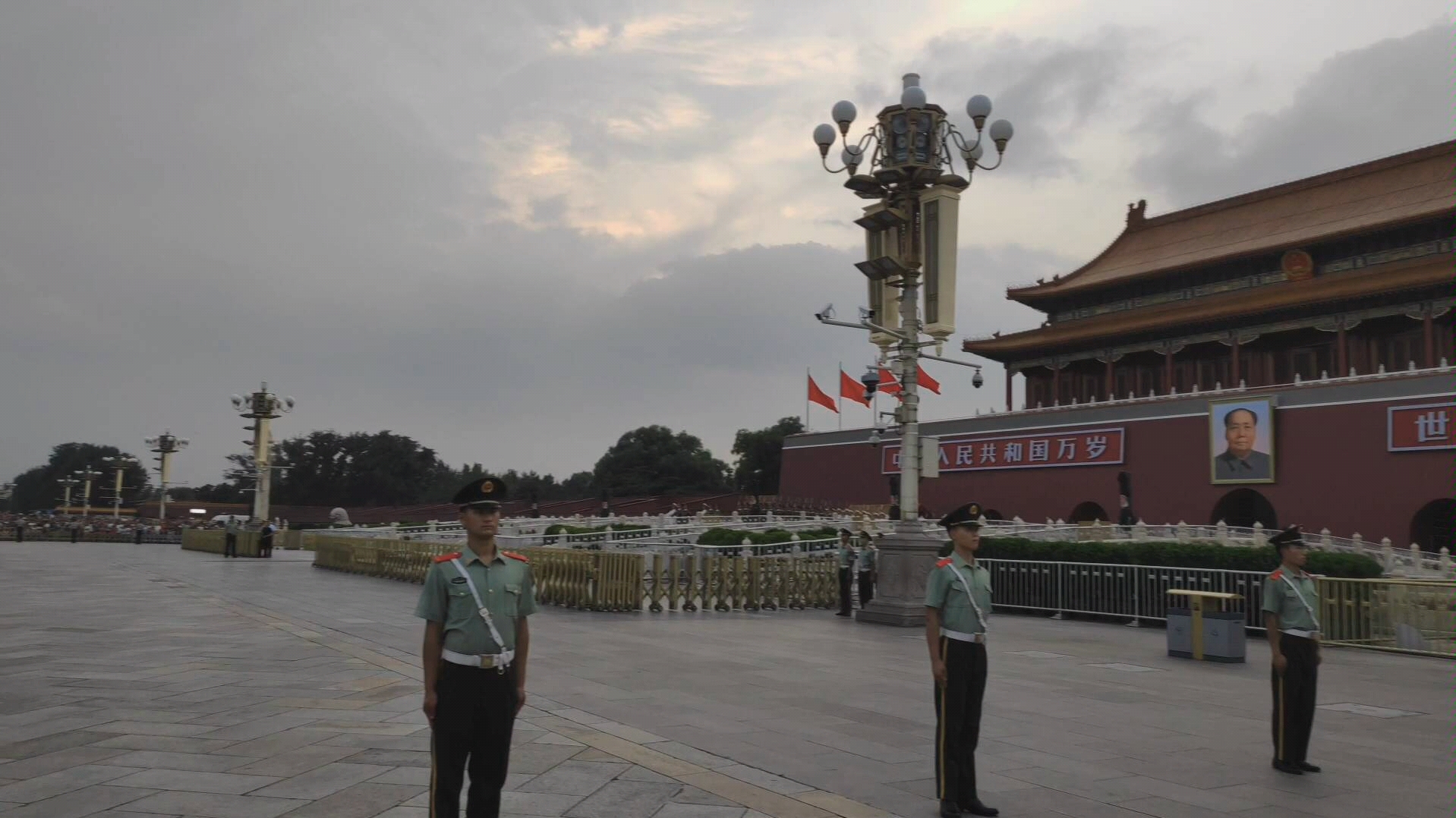 創作新秀獎#中秋後北京天安門降國旗儀式,軍人最帥,我愛你中國_嗶哩