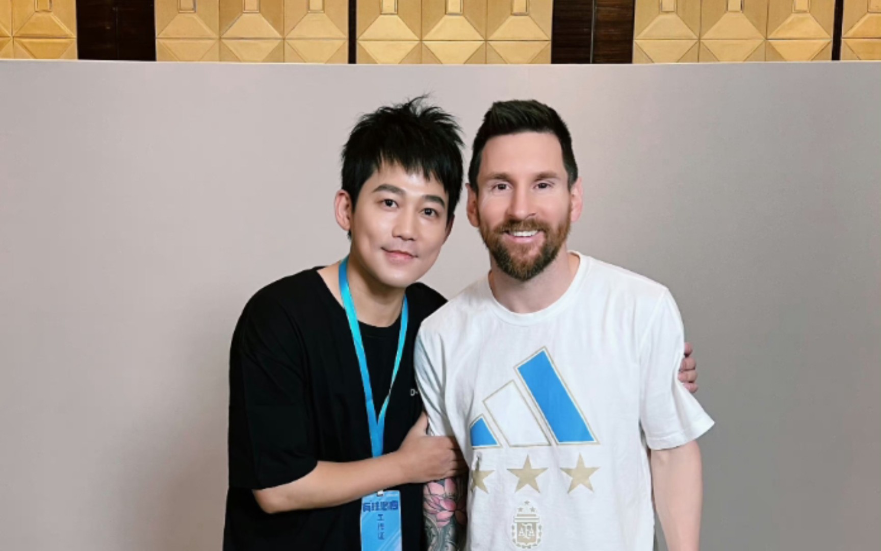 【苏醒成功与梅西合影】这次他会帮gai要签名吗?