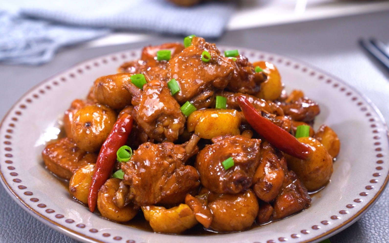 秋冬季,怎么也不能错过这道香糯滑嫩的板栗烧鸡