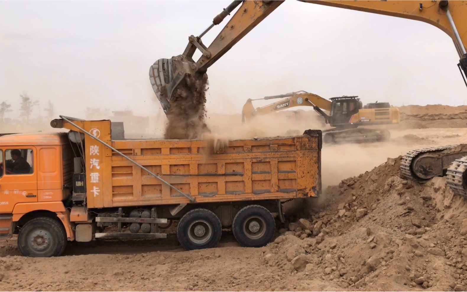 2台挖机土方装车火力全开速度就是金钱车来车往抓紧干吧