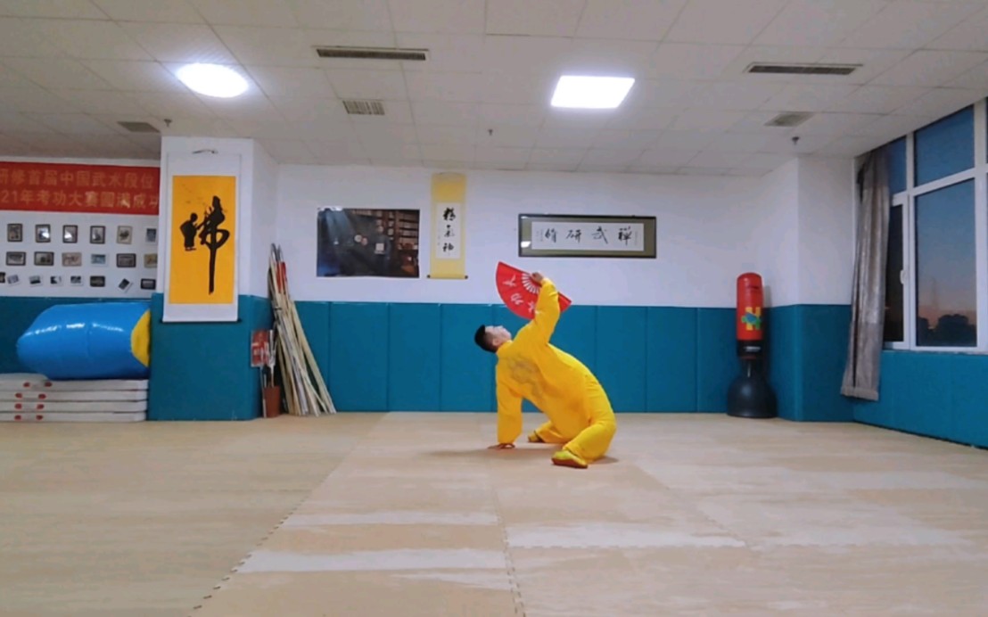 少林功夫非遗传承人释延浩展示功夫扇练习中