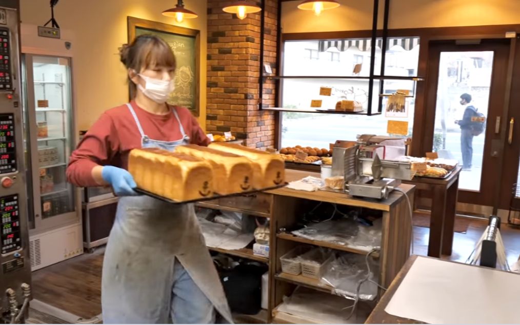 [图]無法預約的麵包師傅夫婦經營的超人氣麵包店！ 常客蜂擁而至的興隆店溫暖人心的最好的麵包 ｜予約の取れないパン職人夫婦が営む大人気ベーカリー！｜神戸市「小麦庵」