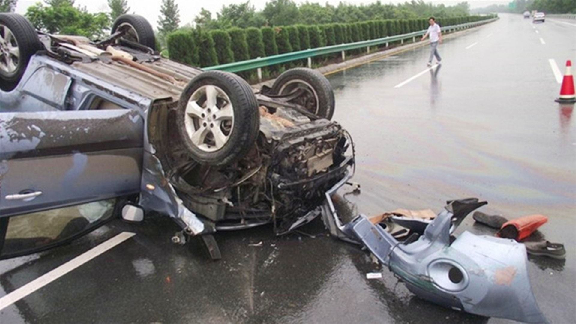 27万新车在高速翻车,8个安全气囊无一弹出,车主:花钱买废铁?