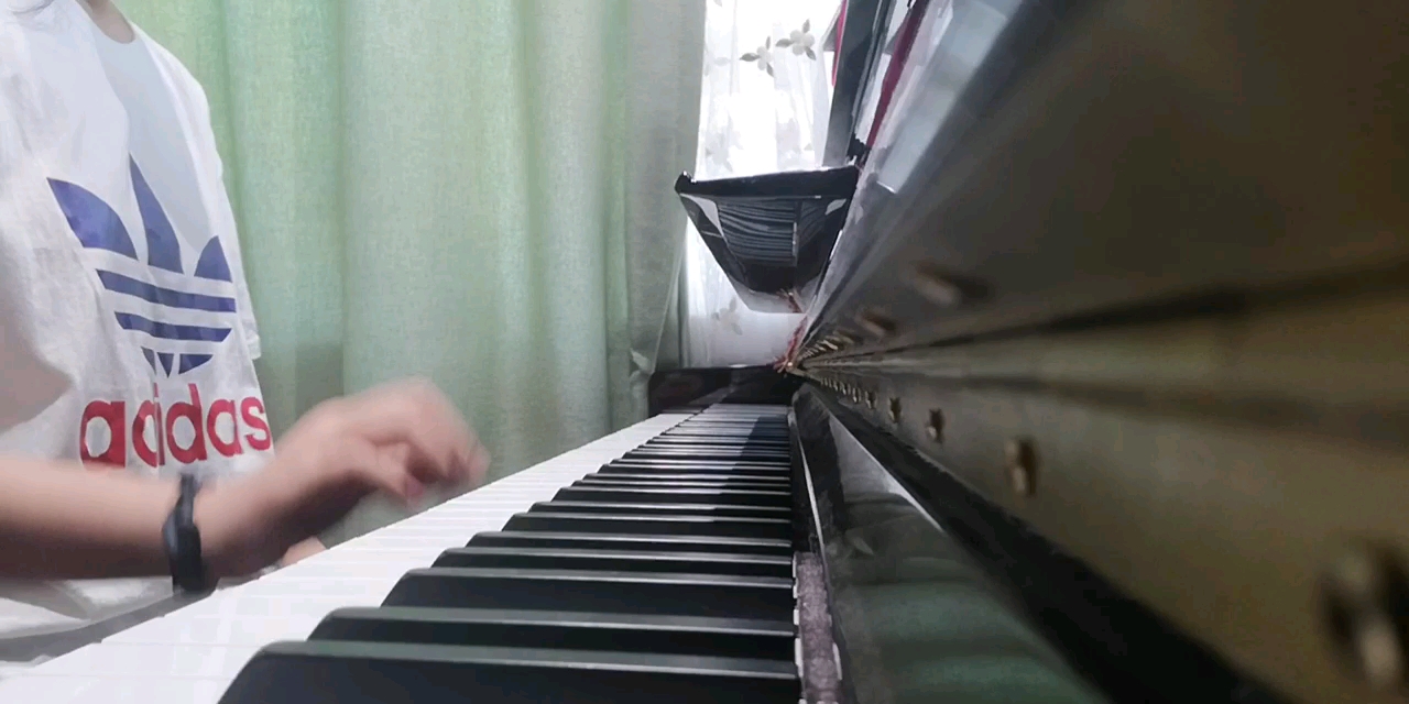 小跳蛙钢琴即兴100秒的小跳蛙什么样