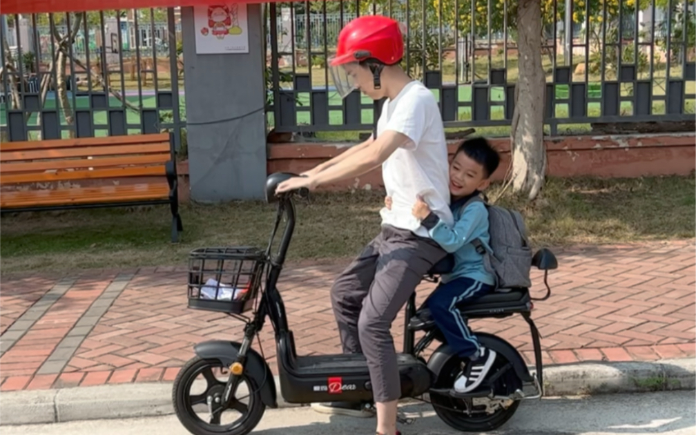 爸爸终于准时接孩子放学了