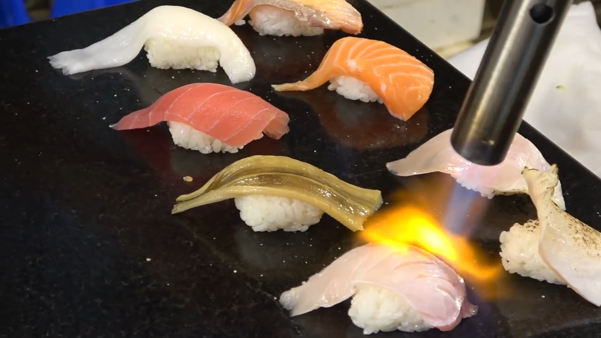 如何将整条三文鱼生鱼片和寿司切成薄片