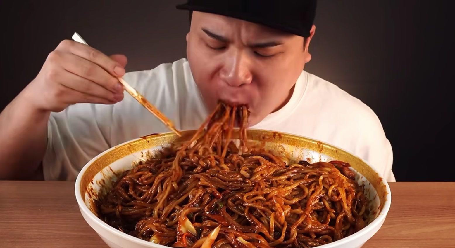 一大碗炸酱面#韩国吃货主播 #寻年家乡的味道 #咀嚼音