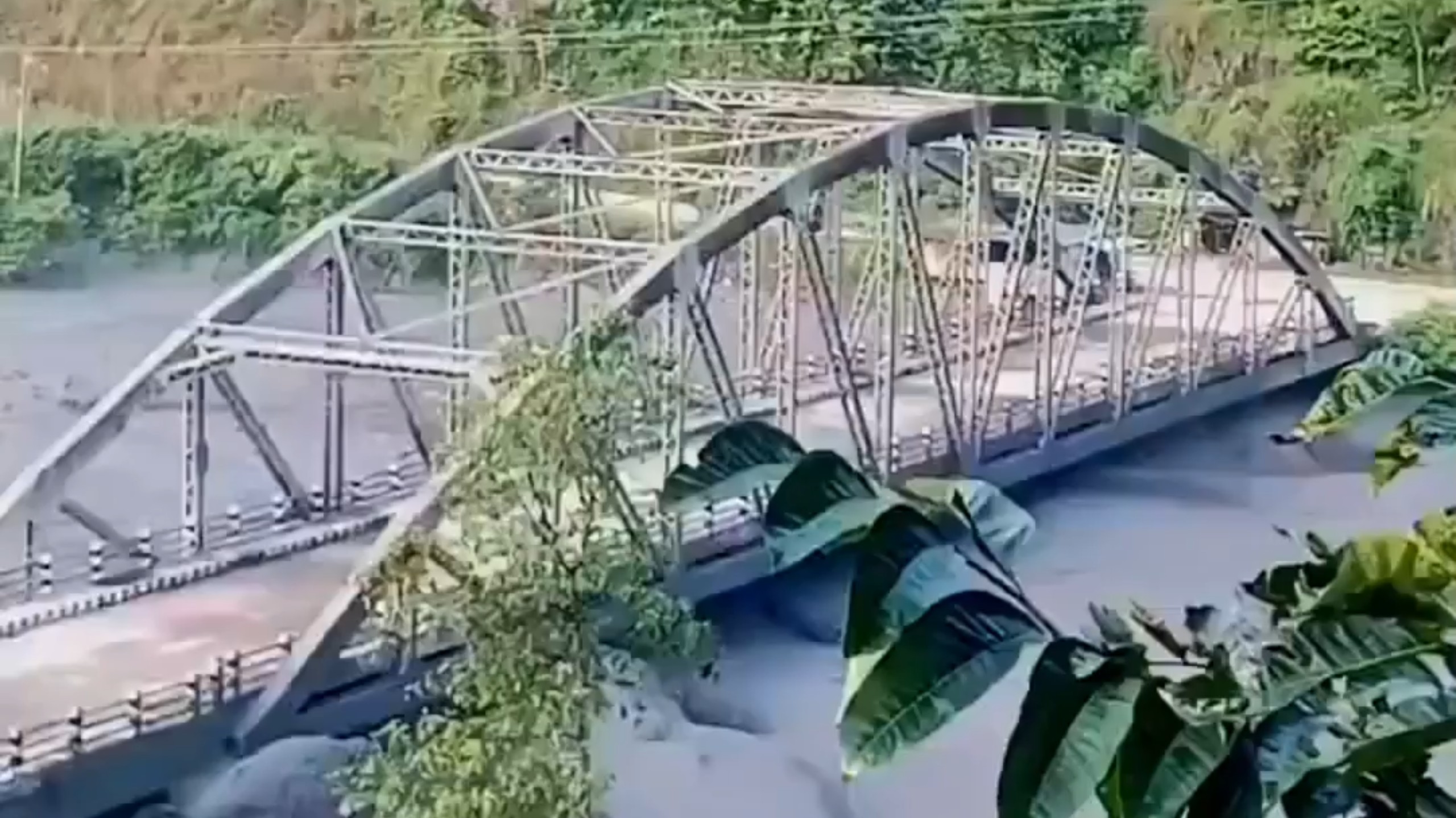 尼泊尔今年发生第三次山洪泥石流，布迪甘达基河上的索提霍拉大桥被强大的山洪冲毁，乌黑乌黑的山洪泥水，大桥瞬间散架