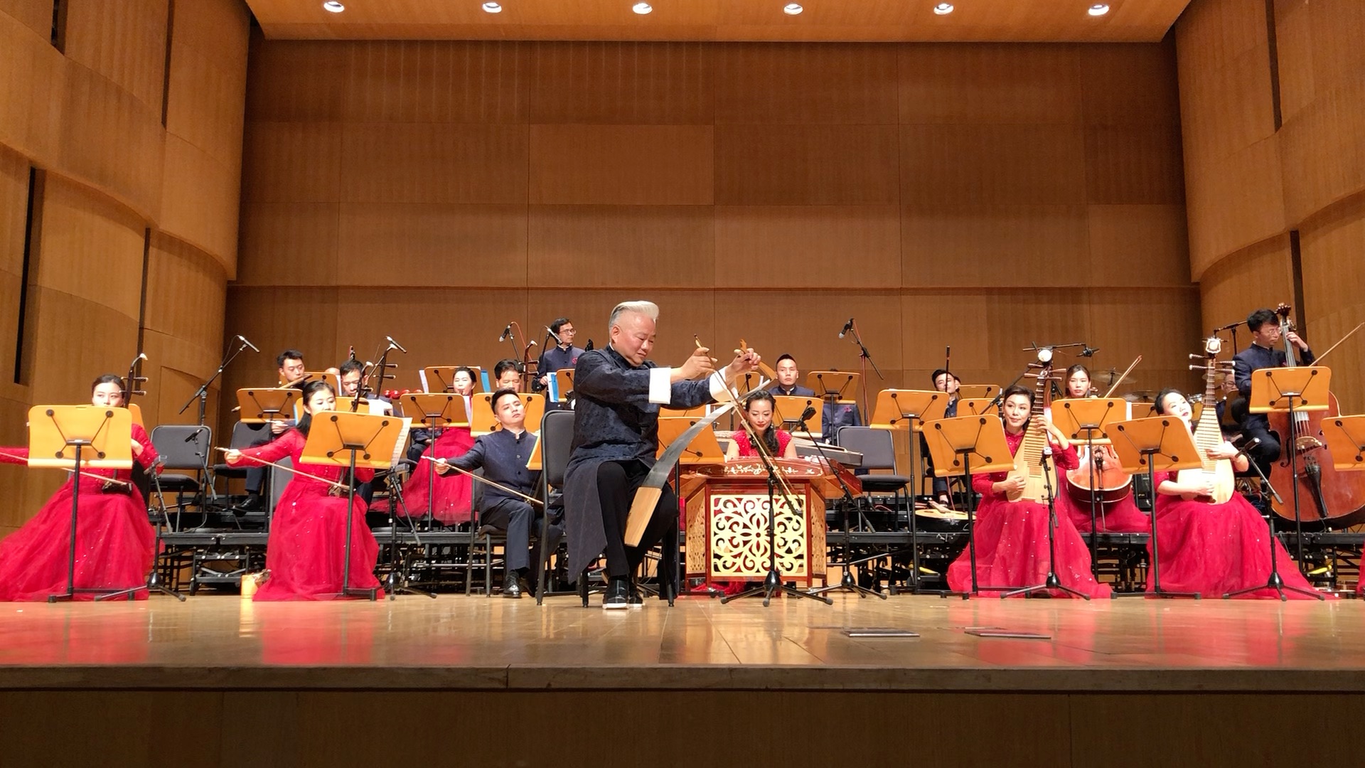 方锦龙老师用锯琴演奏的月圆曲