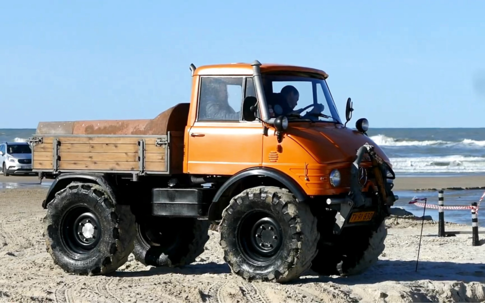 来自1967年的奔驰乌尼莫克unimog406型卡车沙滩越野