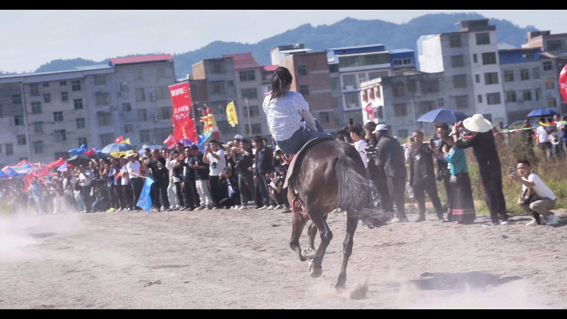 三都水族端节马术表演让人热血沸腾,这霸气侧漏的骑术,真是让人佩服的五体投地!哔哩哔哩bilibili