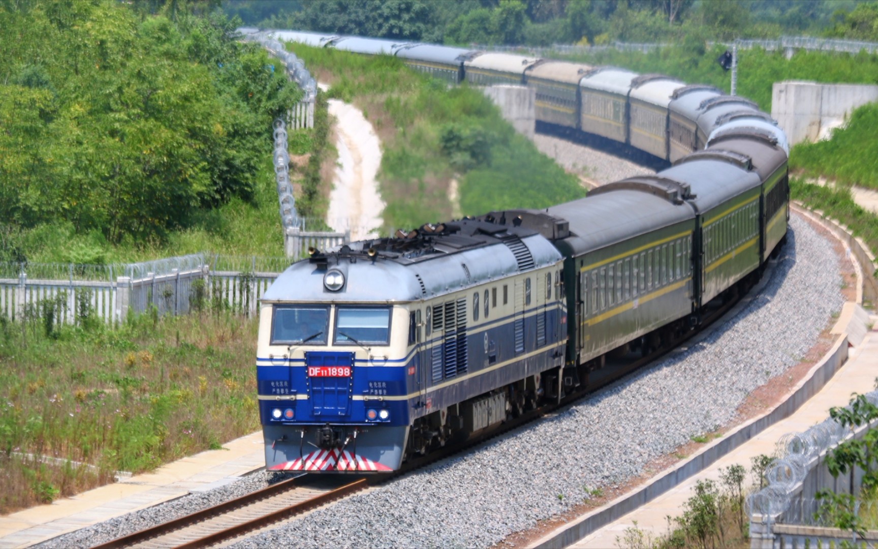 合段明星车老周号df111898担当k1029次本务通过合九线丰乐站