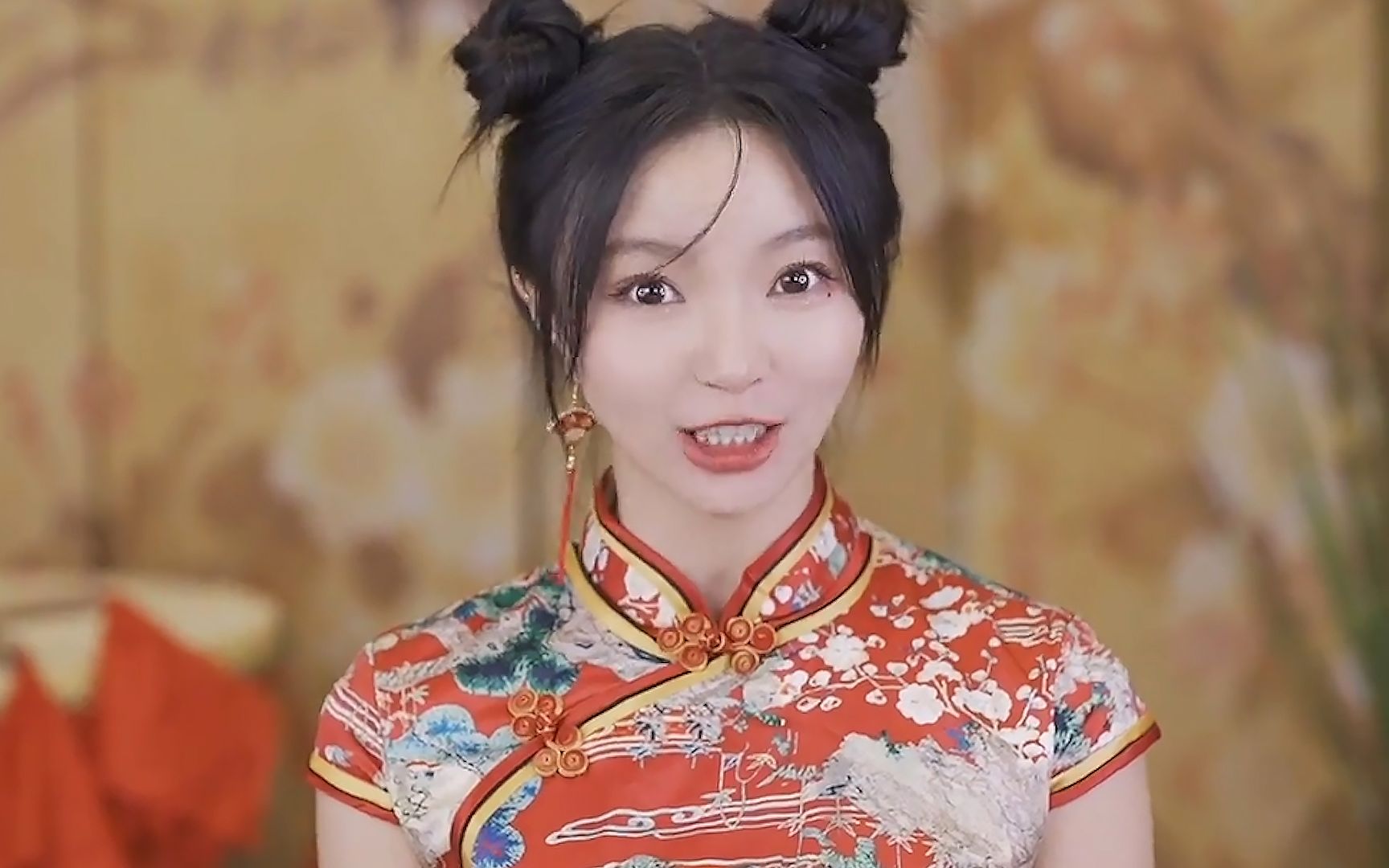 网红小潘潘改编《黄梅戏》被批评,又唱红歌《大中国》,自称演唱会级别