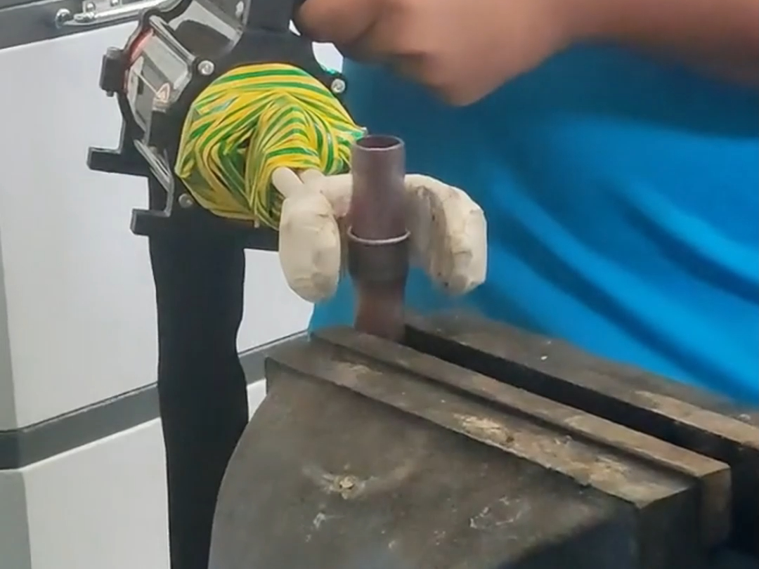 铜管焊接选择使用手持式高频机的原因主要有以下几点:高效快速,焊接