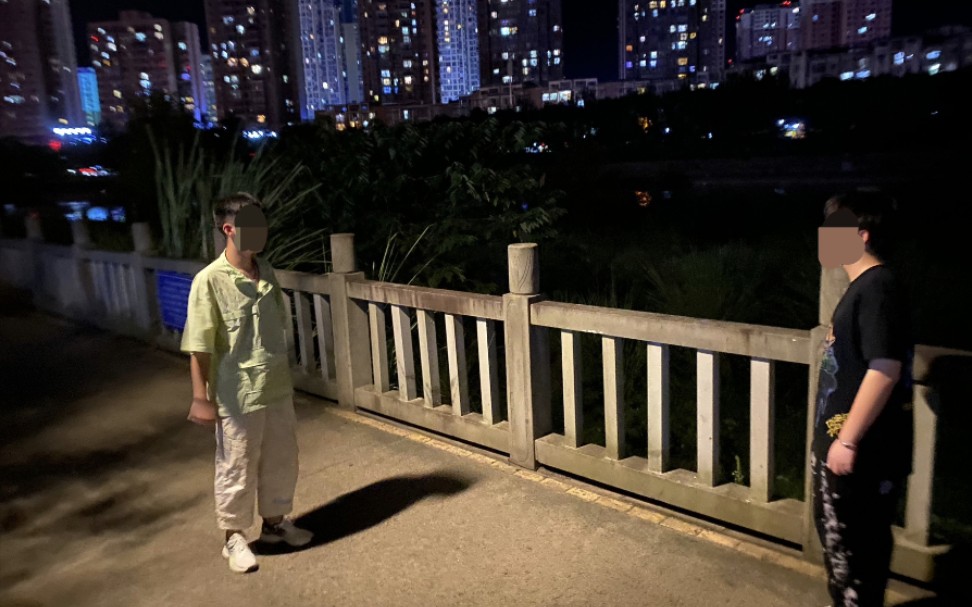 夜晚两小伙竟在河边发生了这种事