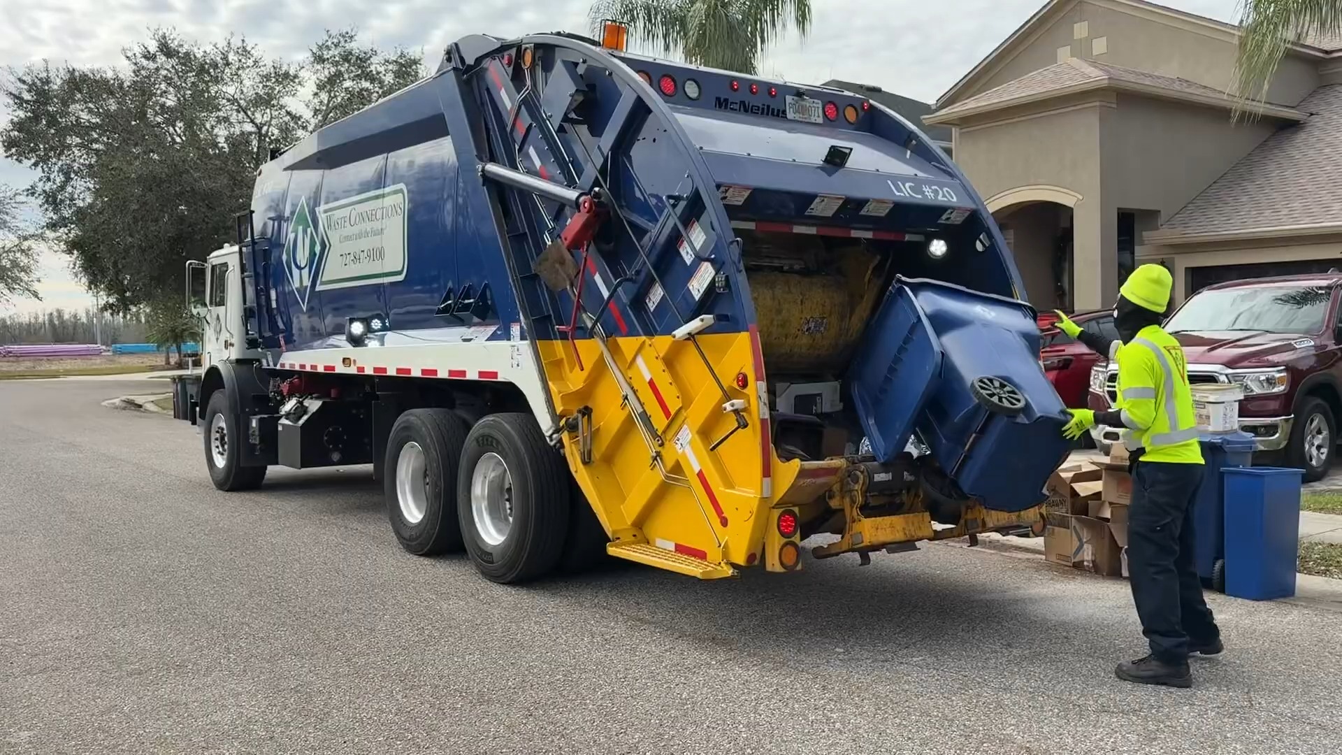 国外环卫工清理垃圾现场实拍