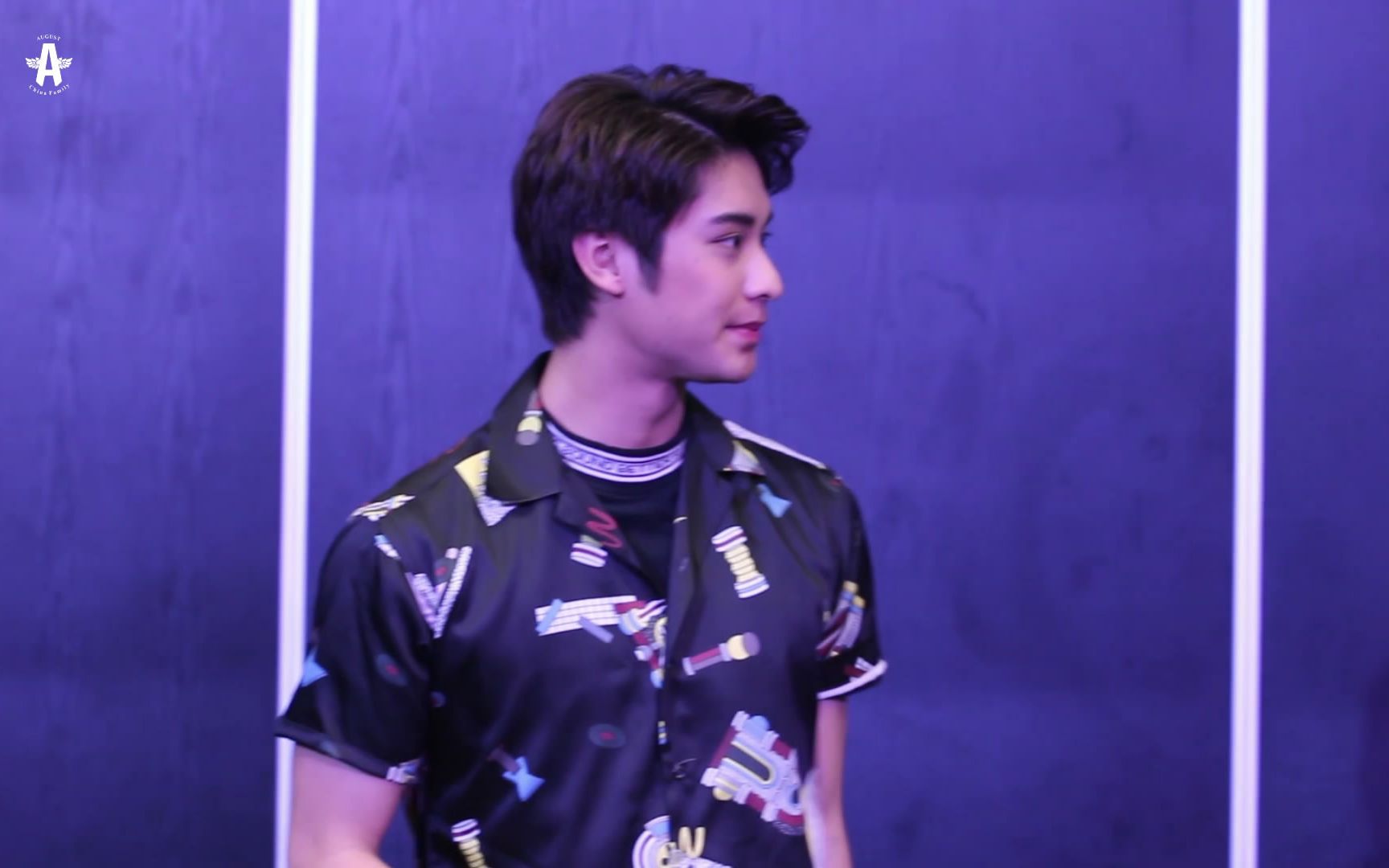 【泰国演员八月】超级萌萌哒八月演唱《不平凡的普通人》近景各种可爱