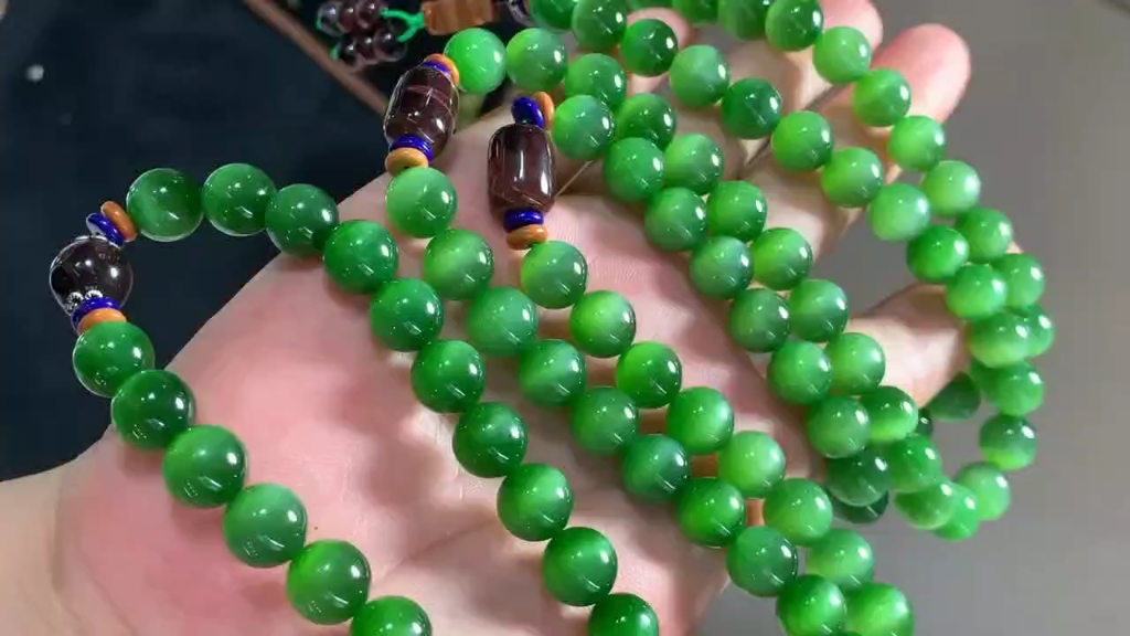 收藏款和田玉碧玉绿猫眼佛珠链,自然光,颗颗精选.