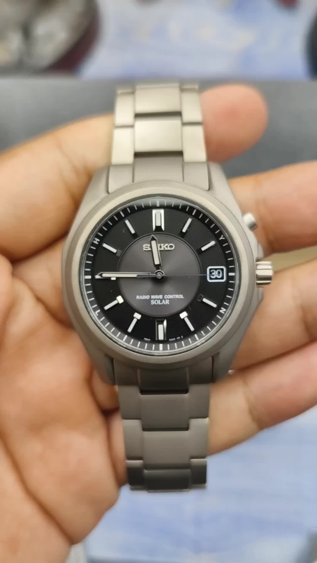 精工高端钛合金光动能电波男表