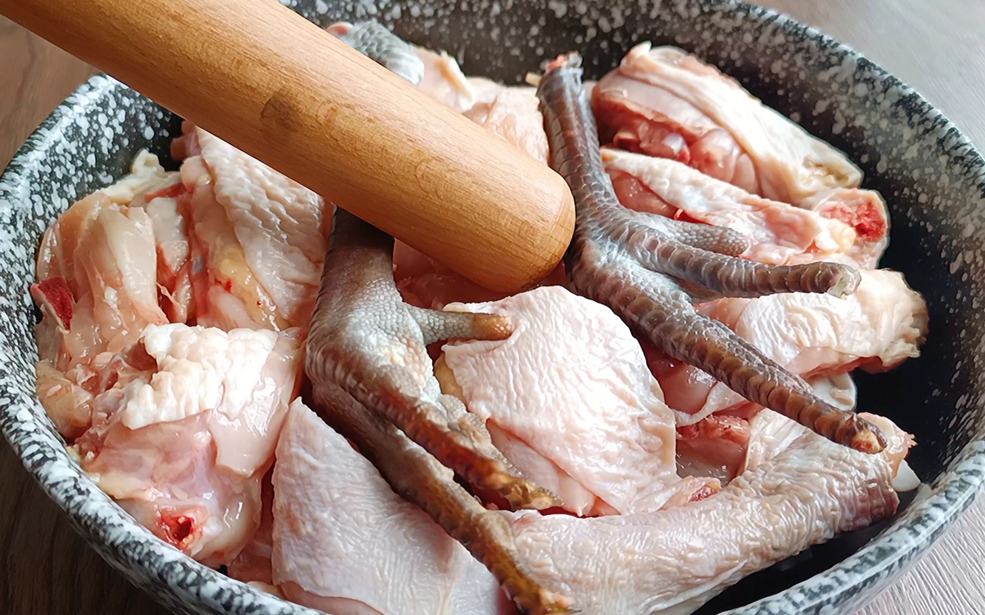 炖鸡肉时,最忌讳直接焯水,多做这2步,鸡肉不腥不柴鲜香又嫩滑