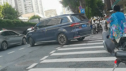 广州随手拍:天河路岗顶路段,希望事故的女孩快快好起来.哔哩哔哩bilibili