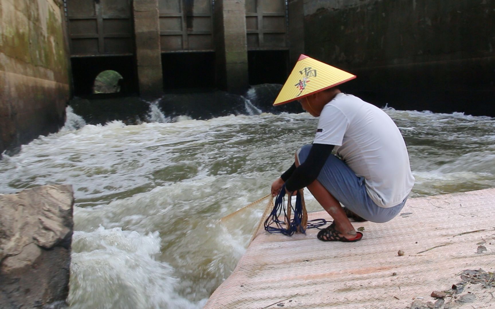 户外小猛哥:信阳淮河放水,大鱼都躲石缝下,小猛哥撒网试试手气,结果