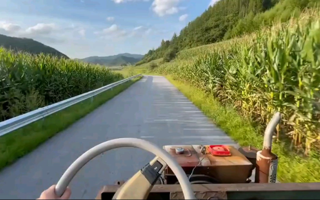 单手开拖拉机真的超帅好吧