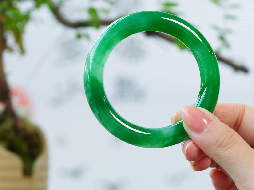 辣阳绿翡翠手镯