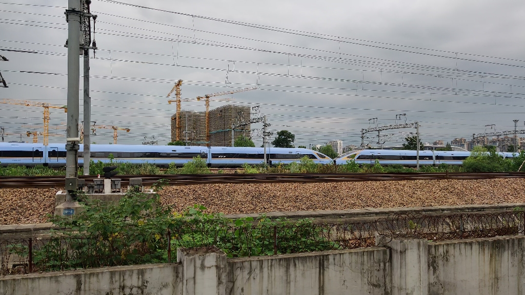 鐵路隨拍新款cr300bf殭屍藍重連抵達杭州東站