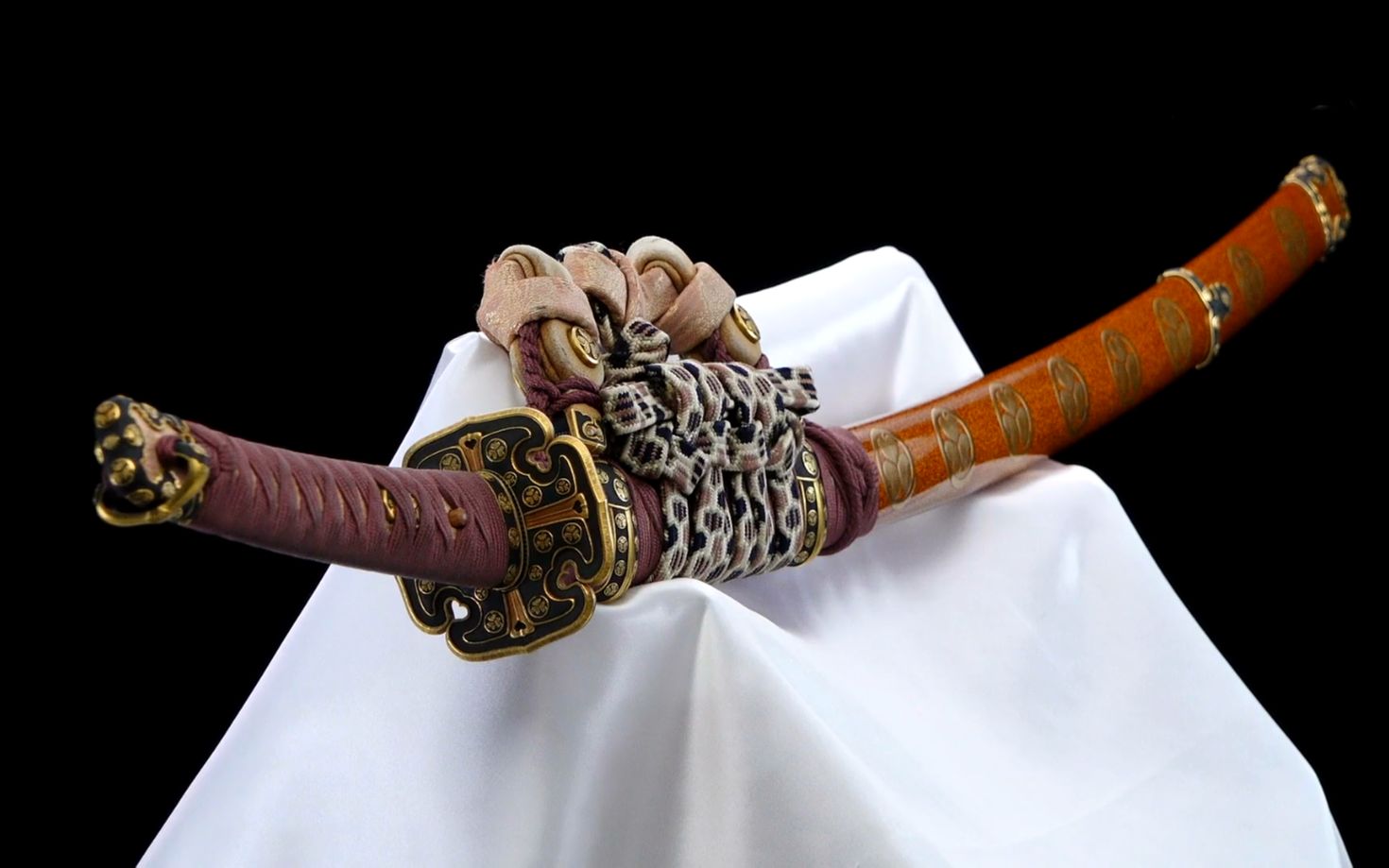 日本刀装欣赏 金梨子地葵纹散莳绘鞘丝巻太刀拵 重要刀装 拵_哔哩哔哩