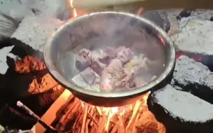 下载视频: 天气越来越冷了，吃点sheep炖酸菜增加热量