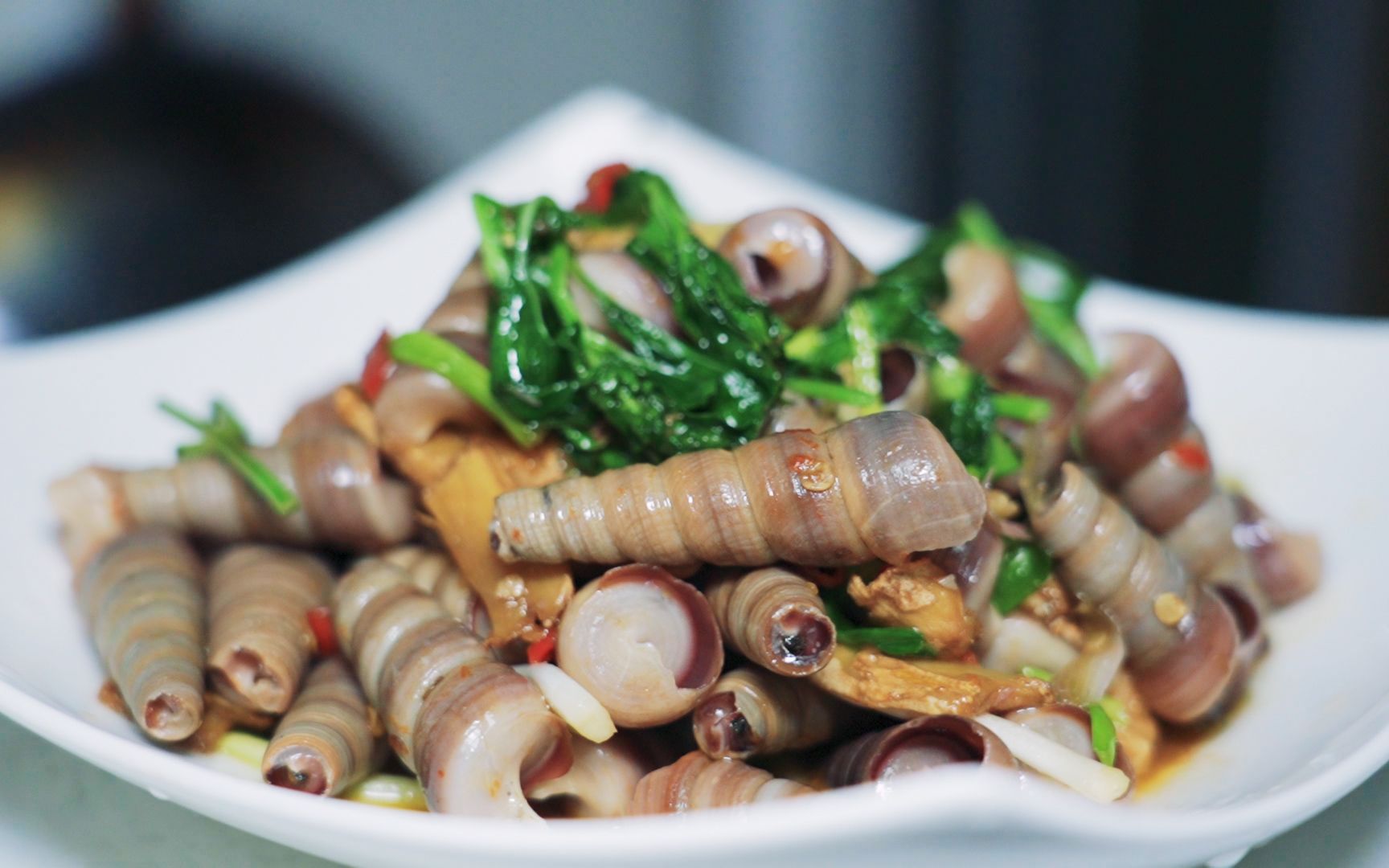 姜葱金不换炒钉螺,简单至极的美味,厨子边做边讲,味道巴适惨了