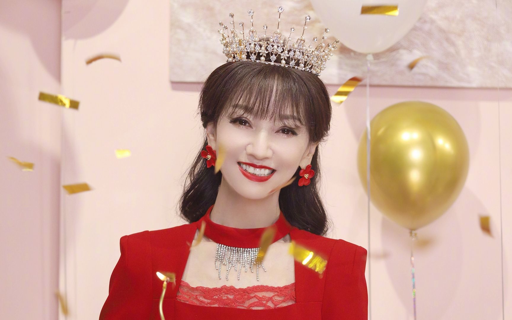 赵雅芝晒70岁生日美照,皮肤白皙紧致状态超绝,真岁月不败美人