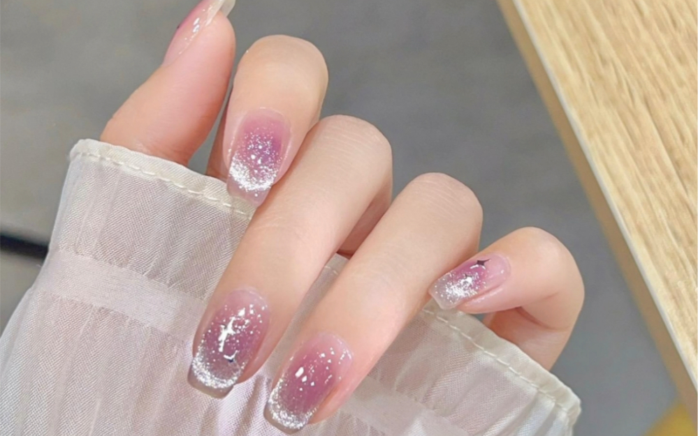 甜酷腮紫星芒美甲 一整个温柔住了!