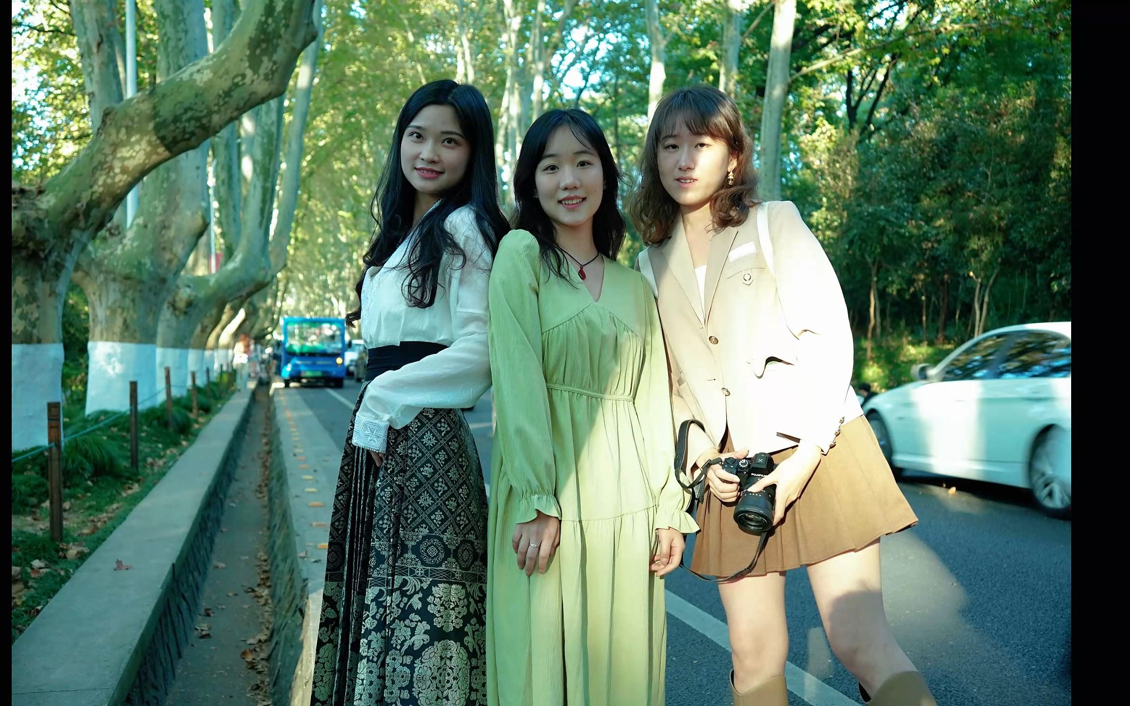 林业大学宿舍三姐妹拍照