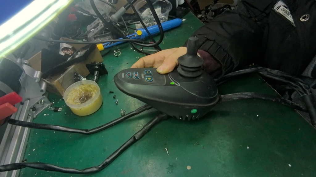 维修可孚电动轮椅控制器,控制器开机正常,操作摇杆,控制器报3声故障