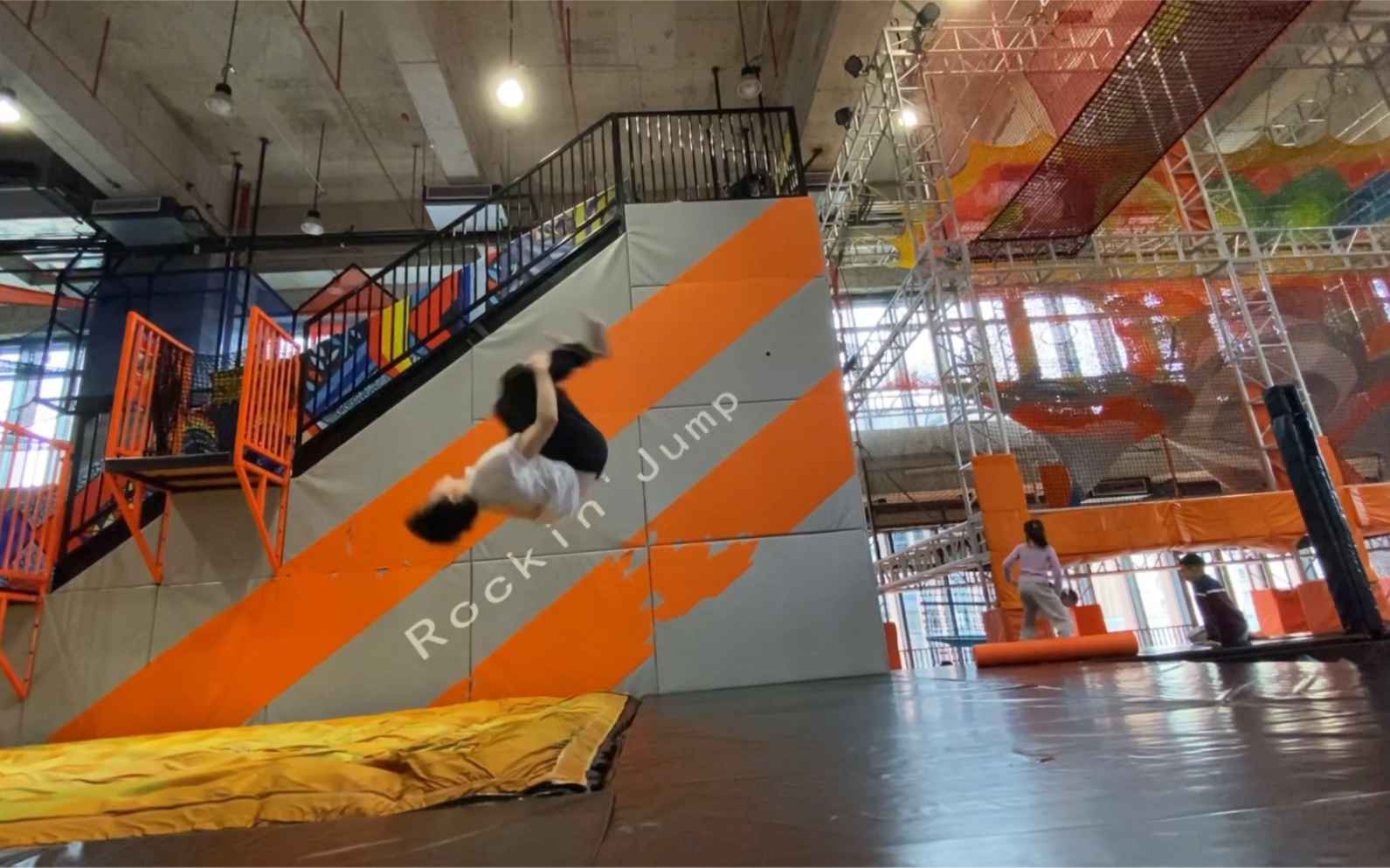 室内跑酷小练!