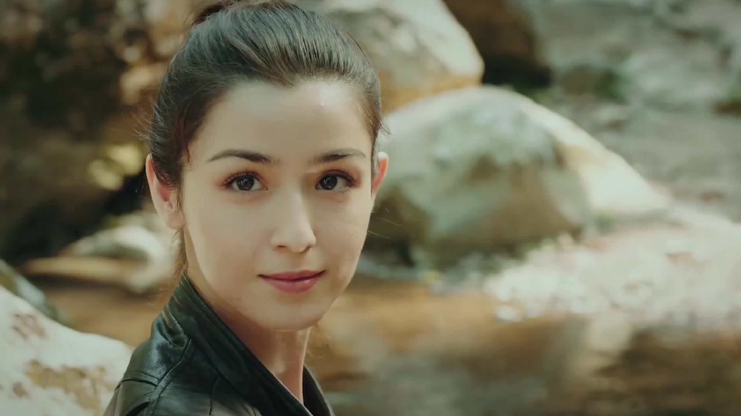哈妮克孜街头牵手帅哥,新恋情疑曝光