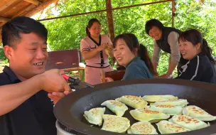 Скачать видео: 女儿嘴馋菜盒子，胖妹3斤鱿鱼打底，姑姑吃到嘴角流油，真过瘾