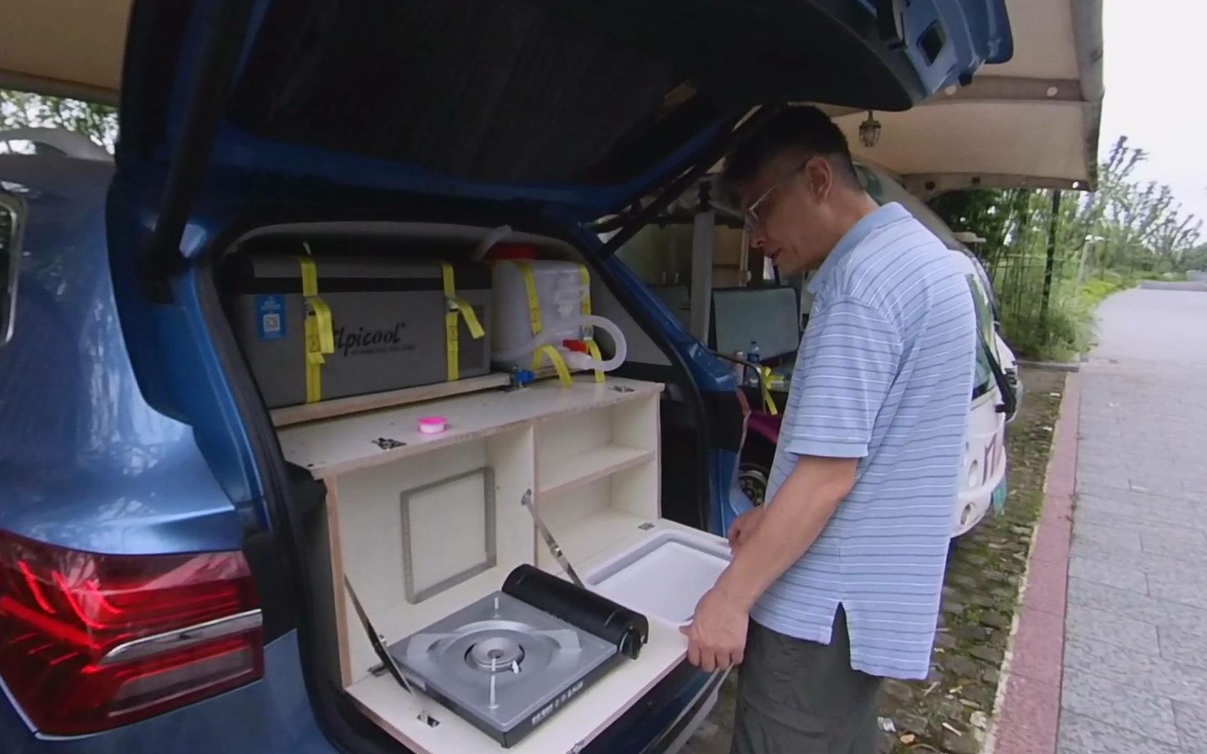 亲自动手帮荣威混动车友改装我设计的车尾厨房,你看能打几分_哔哩哔哩