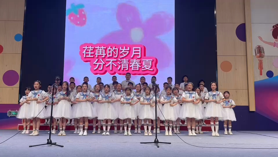 小学生合唱《送你一朵小红花》