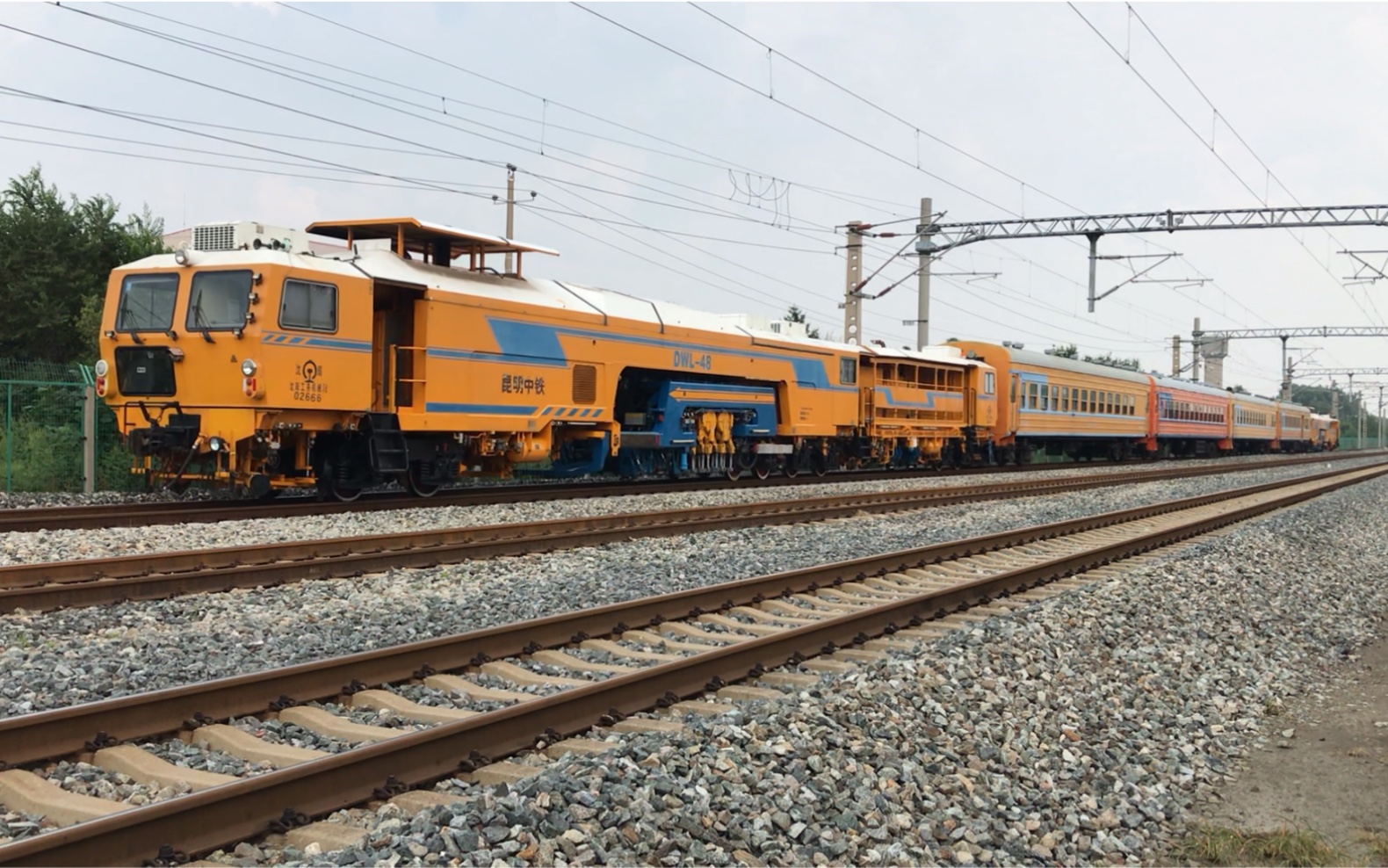 转西直通线沈阳工务机械段和谐dwl-48型捣鼓车车组慢速通过 接近裕国