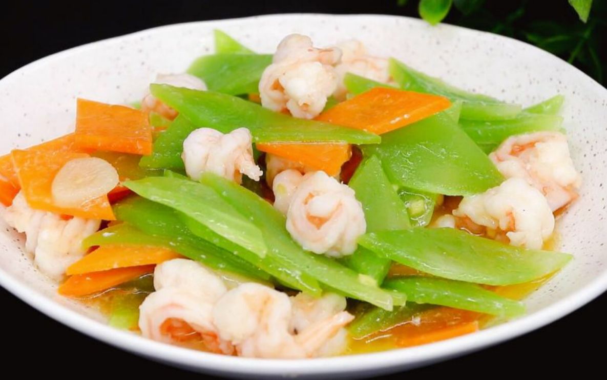 虾仁这么炒才嫩,配上莴笋和胡萝卜,味道鲜美,做法简单快手