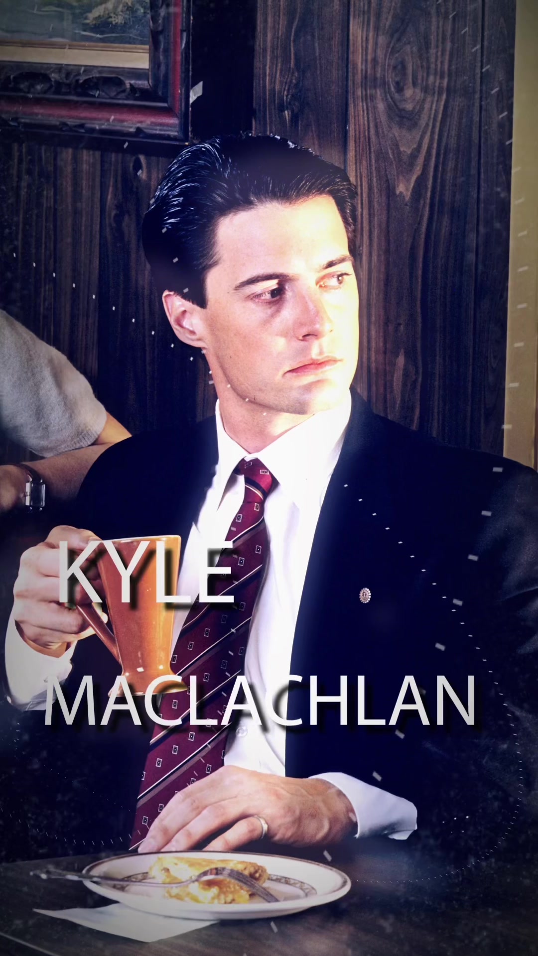 庆祝Kyle MacLachlan,他让我们爱上了樱桃派和咖啡!凯尔ⷩ𚦥…‹拉克伦 (Kyle MacLachlan) 是一位多才多艺的演员,以其在电影,电视和戏哔哩哔哩...