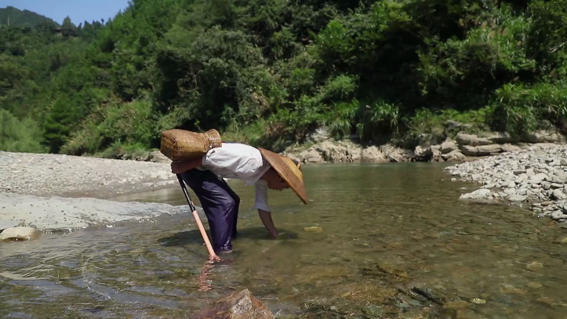 伍阿哥带你体验地道农村生活,小溪里抓鱼,清凉又好玩哔哩哔哩bilibili