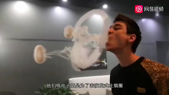 小伙的花式吐烟圈!网友:好77八炫酷!