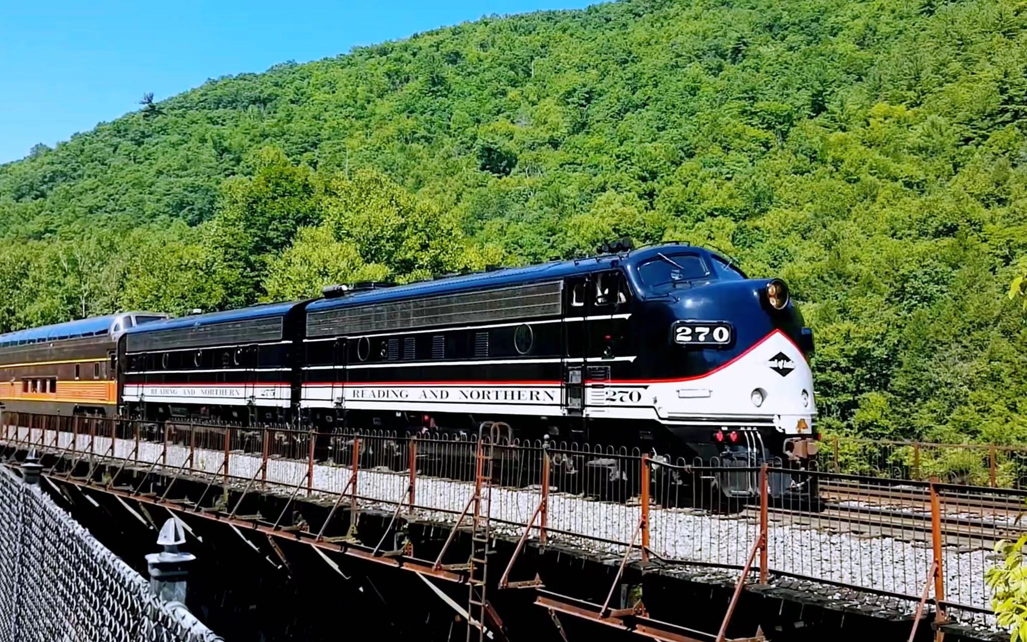 [北美火车]美国利哈伊峡谷里的观光内燃机车