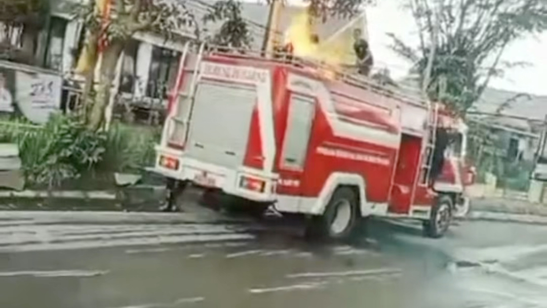 印度消防车救援途中不慎失火.