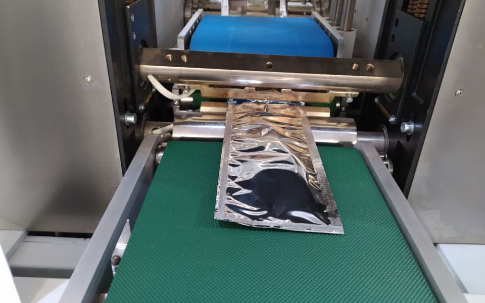 全自动四边封口罩包装机鱼型口罩包装机东莞口罩包装机厂家