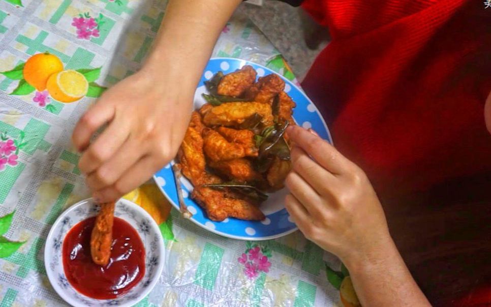 [图]【泰式料理】泰式鱼露炸鸡翅，一起吃晚餐，自制简单美食｜Thai fish sauce fried chicken wings